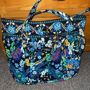 Vera Bradley printed tote bag! Perfect for travel